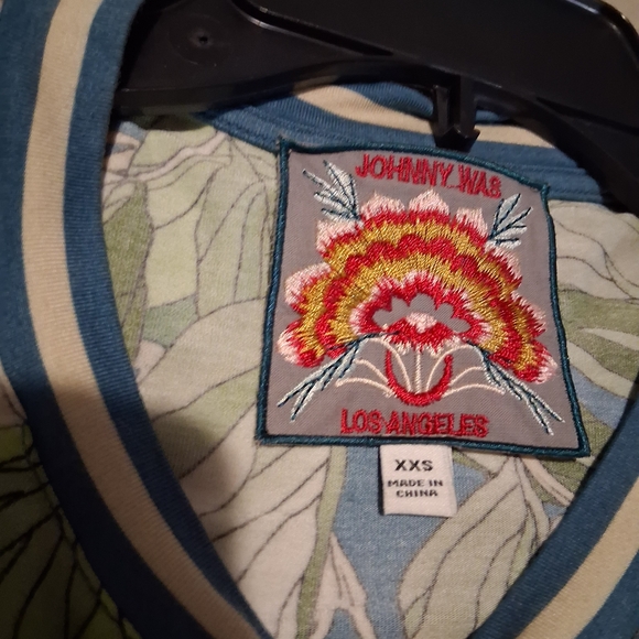 Johnny Was / Romano Raglan Tee / Multi Floral - Picture 6 of 7